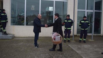 სამტრედიის მუნიციპალიტეტის მერმა შობა-ახალი წელი მიულოცა სხვადასხვა უწყების თანამშრომლებს