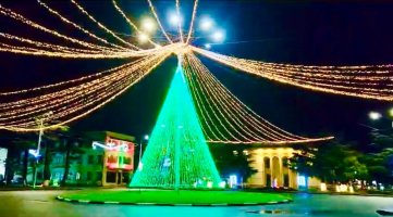 სამტრედიის   მთავარი ნაძვის ხე  საზეიმოდ აინთო