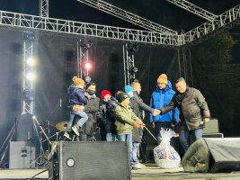 კახი კალაძის ტრადიციული საჩუქარი სამტრედიელ მრავალშვილიან ოჯახებს