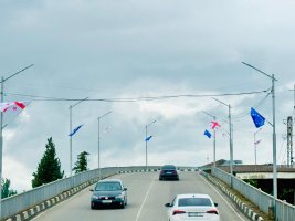 სამტრედიის ქუჩები ევროპის კვირეულთან დაკავშირებით საქართველოსა და ევროკავშირის დროშებით მოირთო