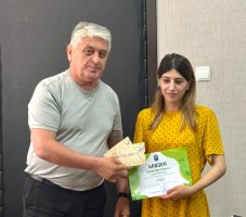 პირველად სამტრედიაში, მუნიციალიტის მერის, დავით ბახტაძის ინიციატივით საჯარო სკოლებს შორის, მყარი ნარჩენების გადამუშავების თემატიკაზე კონკურსი გაიმართა