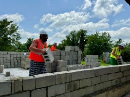 ავარიულ სახლებში მცხოვრები, სოციალურად დაუცველი 4 ოჯახისთვის სახლების მშენებლობა მიმდინარეობს