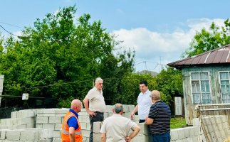 ავარიულ სახლებში მცხოვრები, სოციალურად დაუცველი 4 ოჯახისთვის სახლების მშენებლობა მიმდინარეობს
