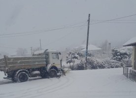 დიდთოვლობის გამო გზების გაწმენდითი სამუშაოები მიმდინარეობს