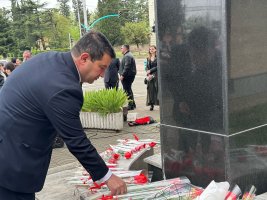 სამტრედიაში 9 აპრილს გმირთა ხსოვნის პატივსაცემად მემორიალი ტიტებით შეიმკო