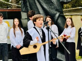სამტრედიაში 9 აპრილს გმირთა ხსოვნის პატივსაცემად მემორიალი ტიტებით შეიმკო