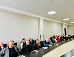 სამუშაო თათბირი მერიის სტრუქტურული ერთეულების ხელმძღვანელებთან და ადმინისტრაციულ ერთეულებში მერის წარმომადგენლებთან