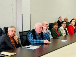 სამუშაო თათბირი მერიის სტრუქტურული ერთეულების ხელმძღვანელებთან და ადმინისტრაციულ ერთეულებში მერის წარმომადგენლებთან
