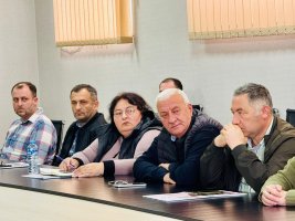 სამუშაო თათბირი მერიის სტრუქტურული ერთეულების ხელმძღვანელებთან და ადმინისტრაციულ ერთეულებში მერის წარმომადგენლებთან