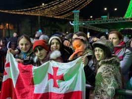 კახა კალაძე სამტრედიაში სოციალურად დაუცველ ოჯახებს საცხოვრებელი სახლები გადასცა